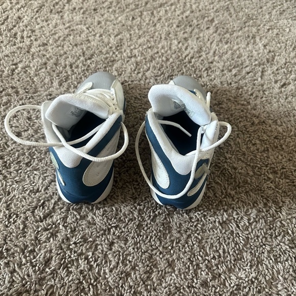 Used Jordan Kids Sneakers - White and Gray - Picture 4 of 5